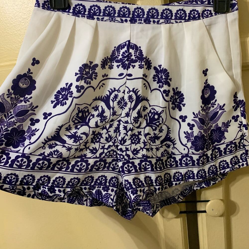 Lily Whyt Blue and White Fine China High Waisted Shorts Size 8 - Picture 11 of 14